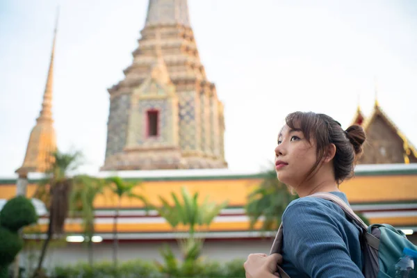 Güzel Asyalı Sırt Çantalı Kadın Bangkok Tayland Pagoda Ile Birlikte — Stok fotoğraf