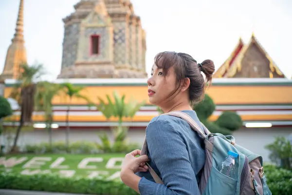 在泰国曼谷 美丽的亚洲背包族女子与宝塔一起在严格的佛教寺庙里旅行 — 图库照片