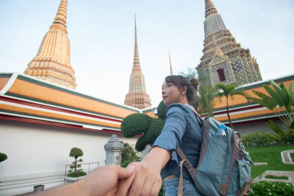 Красива Азіатська Рюкзачка Жінка Подорожує Районному Храмі Будж Пагодою Бангкоку — стокове фото