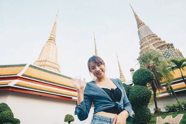 Beautiful Asian Backpack Woman Travel Histrict Buddist Temple Pagoda Bangkok — Stock Photo, Image