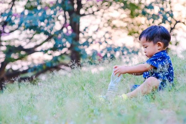 Szczęśliwy Azji Chłopiec Gra Zielony Trawa Odkryty Park Zachód Słońca — Zdjęcie stockowe