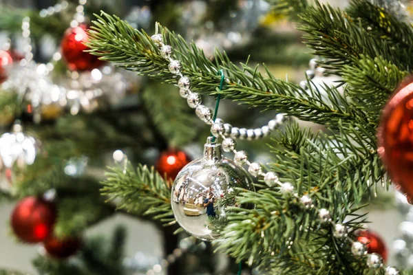 Boule Noël Avec Décoration Pin Avec Lumières Fond — Photo
