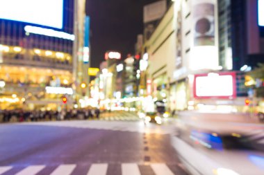 Hareket bulanık araba taşıma gece hayatı Shibuya Tokyo, Japonya