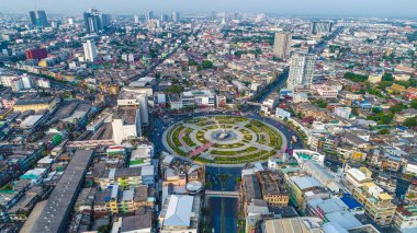 Şehir binası taşımacılık endüstrisi ile kavşak yolu üzerinde hava görüntüleme aracı