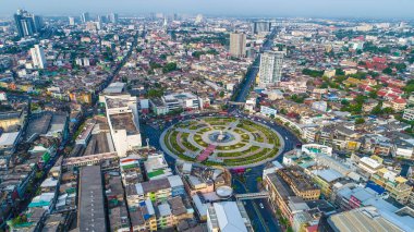 Şehir binası taşımacılık endüstrisi ile kavşak yolu üzerinde hava görüntüleme aracı