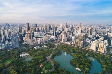Sathorn bölgesi SBangkok 'taki Lumpini Park' taki yeşil ağaçların havadan görünüşü. Gökdelen binaları