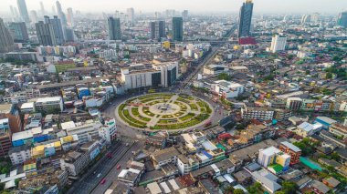 Şehir binası taşımacılık endüstrisi ile kavşak yolu üzerinde hava görüntüleme aracı