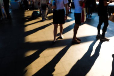 Sokakta yürüyen insanların bulanık görüntüsü