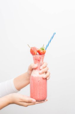 Beyaz arka planda meyveli taze çilekli yoğurt.