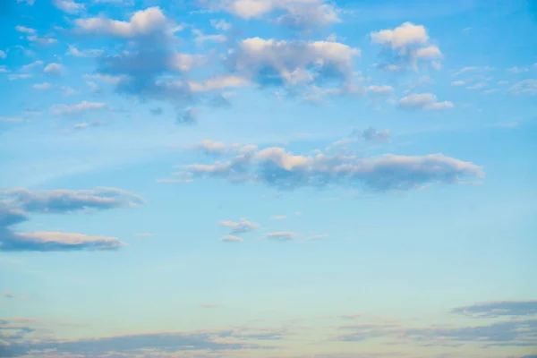 Ηλιόλουστος Ουρανός Ημέρας Χνουδωτό Σύννεφο Φρέσκου Αέρα Έννοια — Φωτογραφία Αρχείου