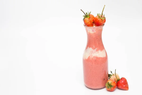 Frischer Erdbeerjoghurt Glatt Mit Früchten Auf Weißem Hintergrund — Stockfoto