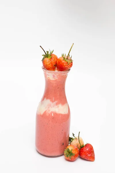 Frischer Erdbeerjoghurt Glatt Mit Früchten Auf Weißem Hintergrund — Stockfoto
