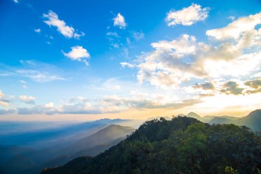 Dağlarda görkemli bir gün batımı. Tayland 'ın bulutlarıyla renklendirilmiş gökyüzü.