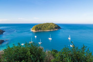 Tayland, Phuket Adası yakınlarındaki deniz koyunda tekneler, yaz tatili konsepti. 