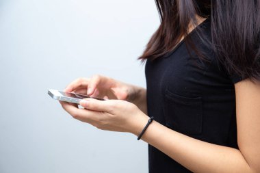 Kadınların elleri internet alışverişi için akıllı telefon kullanıyor ve sosyal ağ eli beyaz arka planda kapanıyor