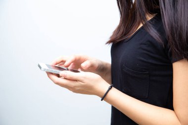 Kadınların elleri internet alışverişi için akıllı telefon kullanıyor ve sosyal ağ eli beyaz arka planda kapanıyor