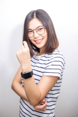 Güzel Asyalı gözlüklü kısa saçlı, gülümseyen kadınlar beyaz arka planda yüzlerini kapatırlar.