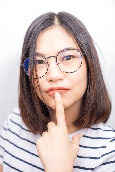 Vackra Asiatiska Glasögon Kort Hår Kvinnor Ler Ansikte Närbild Vit — Stockfoto