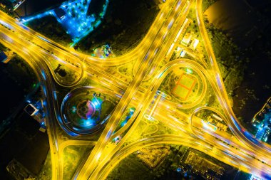 Yoğun trafik kavşağı şehir yolunun gece görüş alanının üstünde.