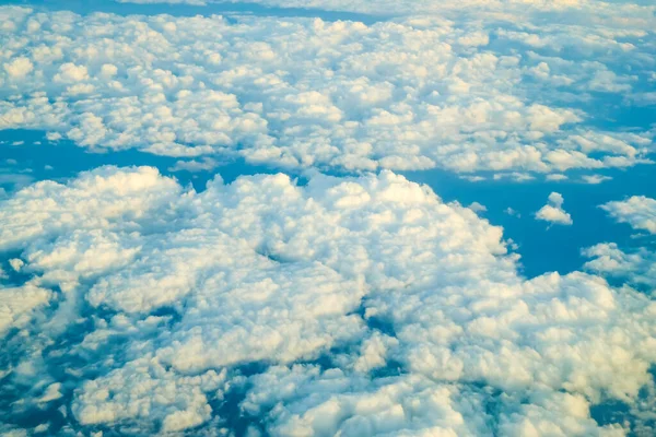 ふわふわした空の雲 大気の背景を眺める — ストック写真