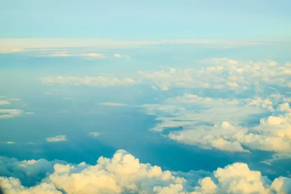 ふわふわした空の雲 大気の背景を眺める — ストック写真