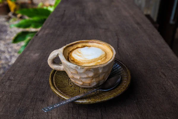 Sıcak Latte Sanat Üzerinde Ahşap Masa Kahve — Stok fotoğraf