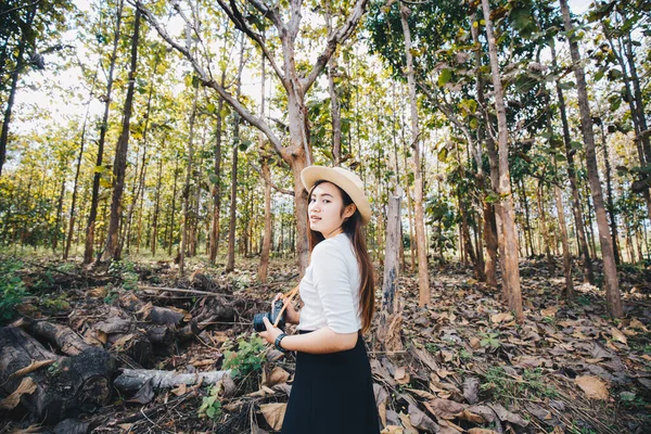 Хипстерская Девушка Гуляющая Лесу Камерой Зеркал Ботаническая Азиатка — стоковое фото