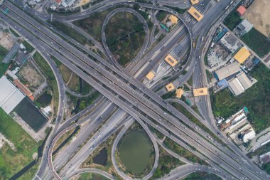 Yeşil tarla manzaralı kesişen yol