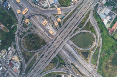Yeşil tarla manzaralı kesişen yol