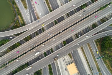 Otoyol kavşağındaki üst geçitte hava manzaralı otoyol var.