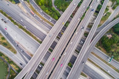 Çapraz şehir yol kavşağı hava görüntüsü ulaşım kavramı