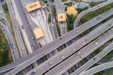 Çapraz şehir yol kavşağı hava görüntüsü ulaşım kavramı