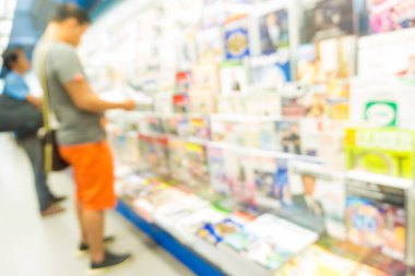 Kitapçıdaki insanlarla dolu bulanık bir kitap.