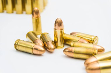 9 mm 'lik kurşun, beyaz üzerine silah, suç mahalli konsepti.