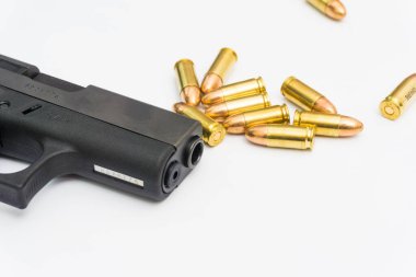 9 mm 'lik kurşun, beyaz üzerine silah, suç mahalli konsepti.