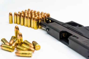 9 mm 'lik kurşun, beyaz üzerine silah, suç mahalli konsepti.