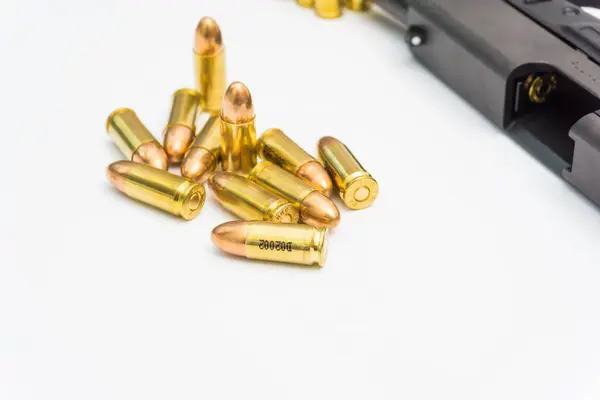 9Mm Full Metal Jacket Bullet Όπλο Στο Λευκό Έγκλημα Scine — Φωτογραφία Αρχείου