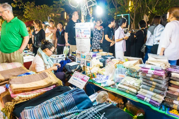 Chiang Mai Thailand Dec Lidé Nakupují Řemeslné Zpracování Slavné Nedělní — Stock fotografie