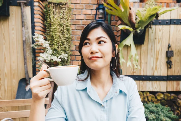 Πορτρέτο Ασιατικές Γυναίκες Κατέχουν Φλιτζάνι Ζεστό Καφέ Latte Χαμογελώντας Στο — Φωτογραφία Αρχείου