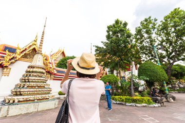 Asyalı güzel turist kadınlar Bangkok Tayland 'daki Buda tapınağında seyahat ediyorlar.