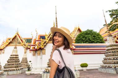 Asyalı güzel turist kadınlar Bangkok Tayland 'daki Buda tapınağında seyahat ediyorlar.