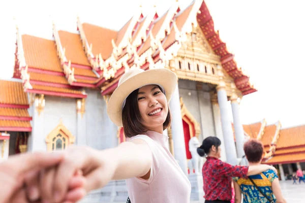 Belas Mulheres Asiáticas Levando Mão Para Viajar Templo Buddha Bangkok — Fotografia de Stock