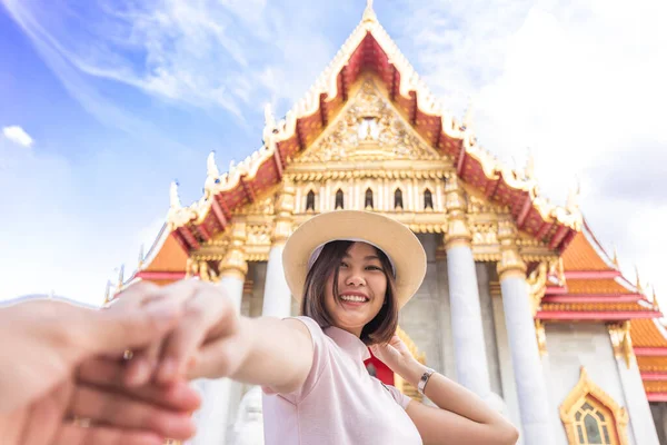 Beautiful Asian Women Leading Hand Travel Buddha Temple Bangkok Thailand — Stock Photo, Image