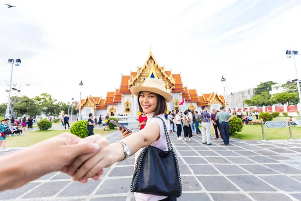 在泰国曼谷的Buddha寺庙 美丽的亚洲女人牵着手旅行 — 图库照片