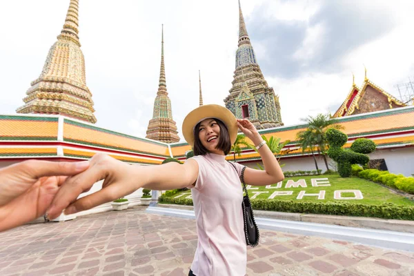 Krásné Asijské Ženy Vedoucí Ruku Pro Cestování Chrámu Buddha Bangkok — Stock fotografie
