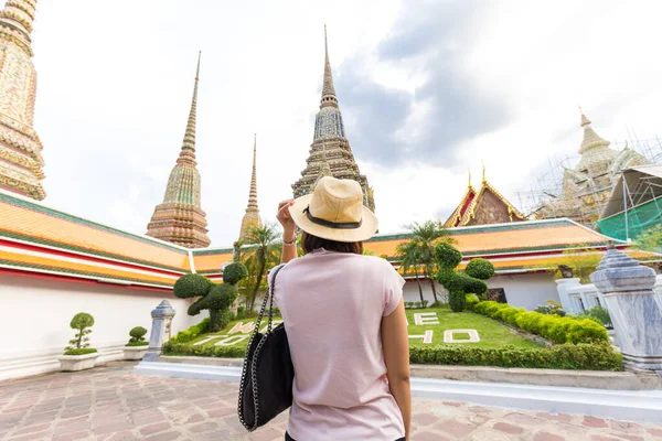 Asiatische Schöne Touristinnen Reisen Buddha Tempel Rückansicht Bangkok Thailand — Stockfoto