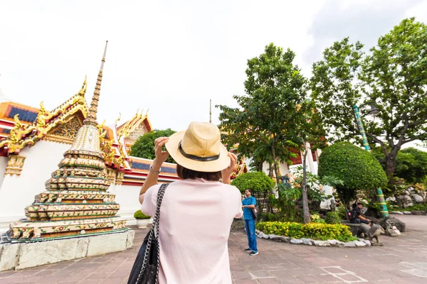 Азиатские Красивые Туристки Путешествуют Храме Будды Вид Сзади Бангкоке Таиланд — стоковое фото