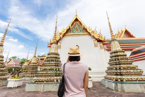 アジアの美しい観光客の女性がバンコクのバンコクの寺院の景色に旅行 — ストック写真