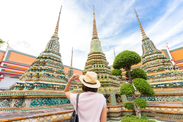 Asijské Krásné Turistické Ženy Cestovat Chrámu Buddha Zpět Pohled Bangkok — Stock fotografie