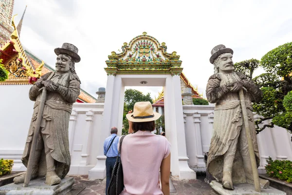 Asijské Krásné Turistické Ženy Cestovat Chrámu Buddha Zpět Pohled Bangkok — Stock fotografie